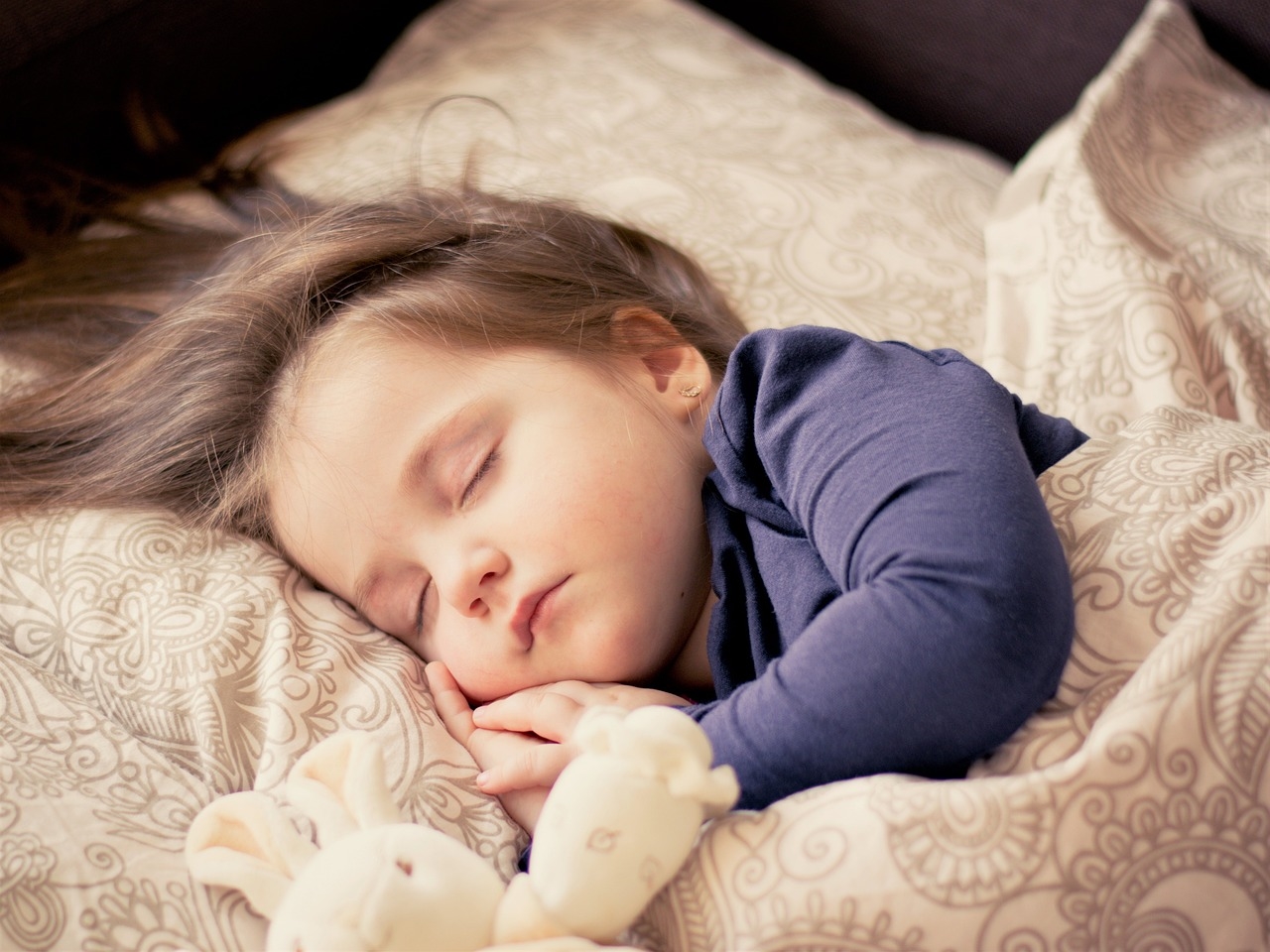 Czy jest sposób na to, by oduczyć dziecko sikania w nocy?